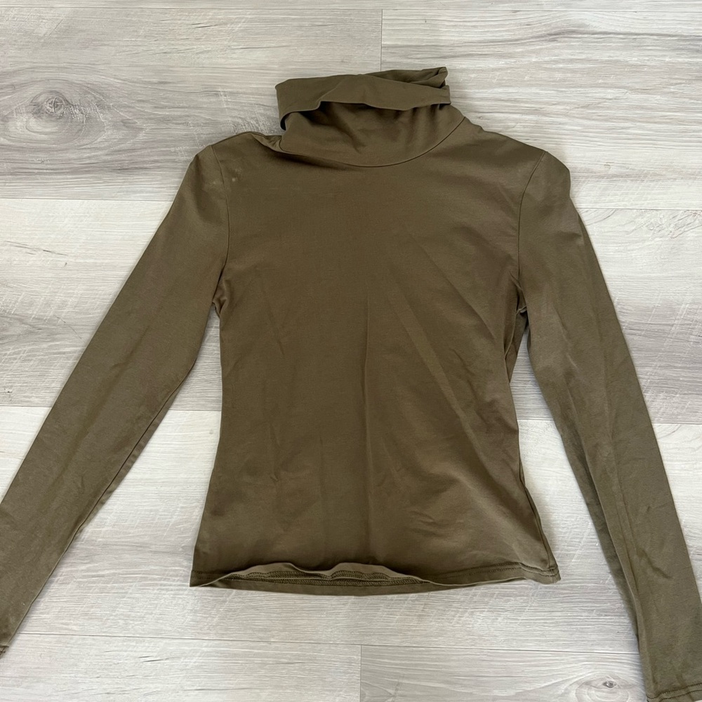 Olive green turtle neck. fitted form. Size S from Shein